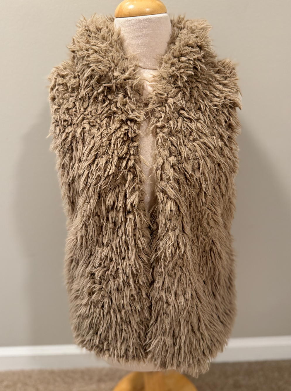 Arianna by Howards NWT Vest Wmns Medium Taupe Brown Hooded Shag Faux Fur Pockets